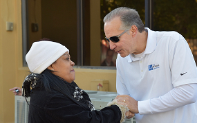 Advogado cumprimentando uma mulher