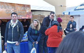 Atendendo à Comunidade e Alimentando Famílias em Situação de Fome