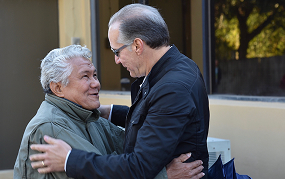 Advogado abraçando um homem